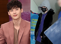 Tài tử Lee Jong Suk gây chú ý khi trùm kín đầu và cúi gằm mặt trên đường nhập ngũ vào hôm nay