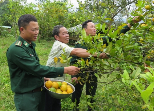 Tình quân dân nơi "cổng trời"