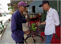 Xót xa hình ảnh cụ ông ngoài 80 còng lưng đạp xe hơn 20 km bán chuối kiếm tiền nuôi vợ