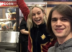 'Captain Marvel' Brie Larson vui vẻ bán bắp rang tại rạp chiếu phim