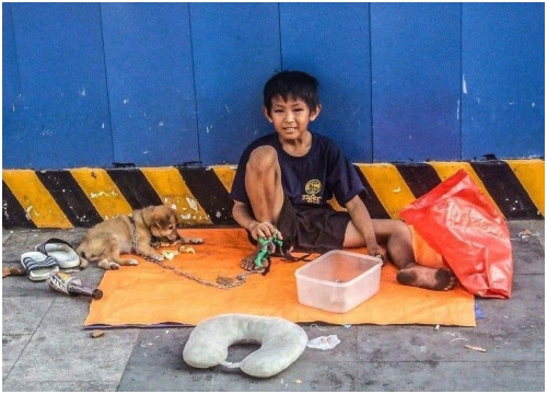 Cậu bé ăn xin và chú cún nhỏ: Khoảnh khắc lay động triệu trái tim với một tình bạn đẹp