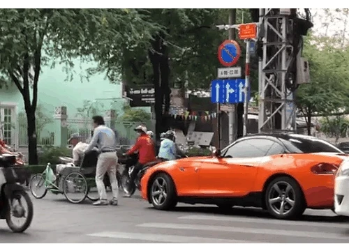 Clip: "Soái ca BMW" bỏ xe giữa phố Sài Gòn giúp cụ già sang đường và cái vẫy tay dành cho tài xế taxi