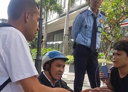 Làm phúc phải tội: Khách Tây để quên điện thoại, anh taxi mang tới trả còn bị đánh