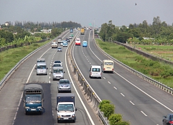 Nhóm thanh niên đứng hàng ngang chụp ảnh trên cao tốc Hà Nội - Hải Phòng