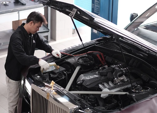 Xe siêu sang Rolls-Royce chính hãng tại Việt Nam được chăm sóc như thế nào?