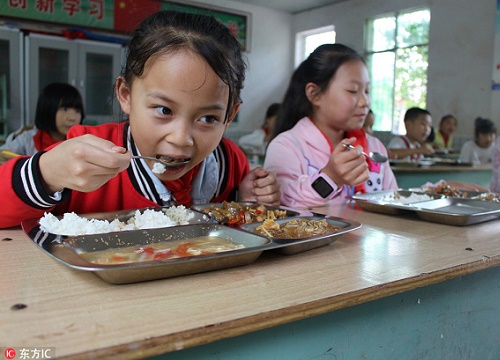 Yêu cầu ban giám hiệu ăn cùng học sinh để đảm bảo an toàn thực phẩm