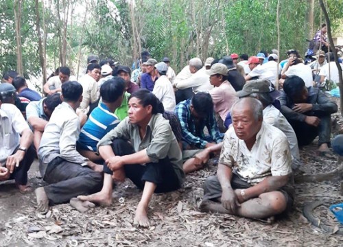 Cảnh sát nổ súng trấn áp gần trăm người đánh bạc