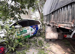 Kinh hoàng xe container càn quét cổng chùa, nhiều người hoảng loạn