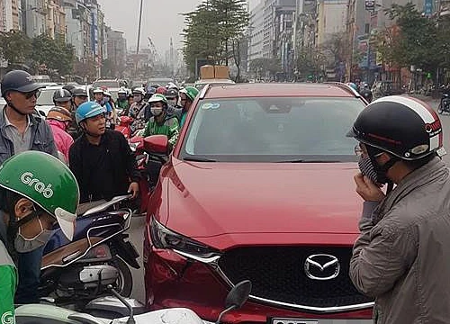 Nữ tài xế điều khiển Mazda CX-5 đâm liên hoàn ít nhất 5 xe máy tại Ngã Tư Sở