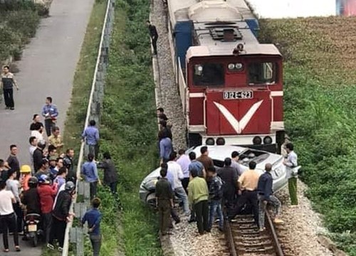 Ô tô bị tàu hỏa kéo lê hàng chục mét, 2 người chết và 3 người bị thương