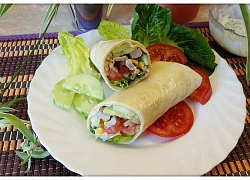 Wraps với thịt heo, salad và sốt sữa chua dưa leo