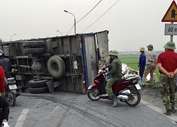 Xe tải đâm đổ hàng chục mét dải phân cách, nằm ngửa bụng trên quốc lộ