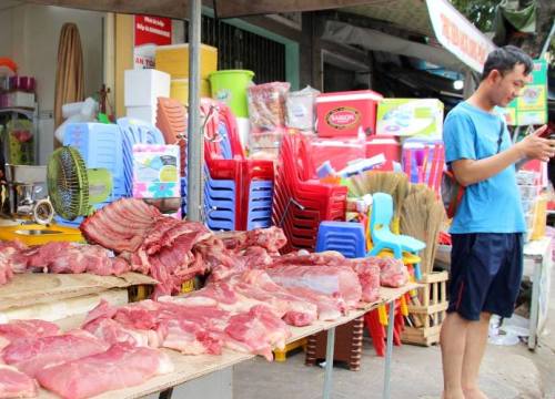 Cám cảnh: Mời chào mỏi miệng, người đi chợ vẫn "né" thịt heo