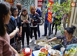 Có đâu như Hà Nội: bún chửi, bún xếp hàng, phở gà giá gấp đôi bình thường... vẫn cứ đông khách