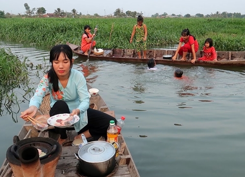 Cơm chiều Cá Vồ Đém ăn trên xuồng cùng các em nhỏ