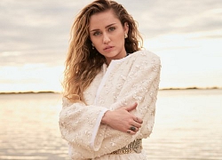 Cưới chồng chưa được bao lâu, Miley Cyrus lại gây sốc với ảnh "nuy" hoàn toàn nằm để tắm nắng trên sa mạc