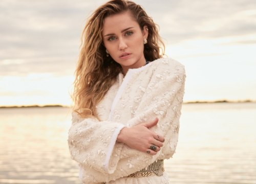 Cưới chồng chưa được bao lâu, Miley Cyrus lại gây sốc với ảnh "nuy" hoàn toàn nằm để tắm nắng trên sa mạc