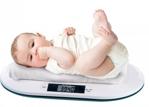 Em bé chào đời nặng gần 7 kg