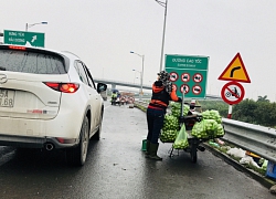 Hà Nội &#039;bất lực&#039; để hàng rong &#039;bịt kín&#039; lối vào tốc Hà Nội-Hải Phòng?