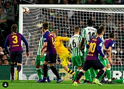 Khán giả quay lại pha sút phạt như tên bắn của Messi