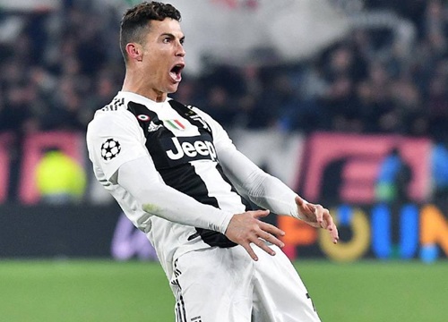 Ronaldo không ra sân, fan đối thủ bức xúc, nằng nặc đòi trả tiền vé vào sân