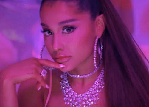 Ariana Grande bị fan cuồng "chôm" nhẫn kim cương ngay giữa concert, nhưng "muốn lấy được từ tay chị thì không dễ đâu"!