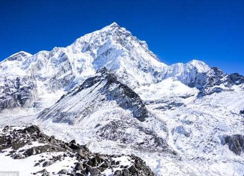 Băng tan trên núi Everest để lộ hàng trăm xác người