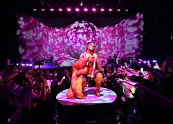 Chẳng hiểu ý tưởng thế nào mà sân khấu "Sweetener Tour" của Ariana Grande lại bị chê giống... nhà vệ sinh