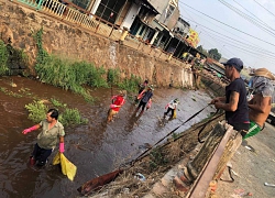 Con nít "quẩy" tưng bừng giữa dòng kênh từng ngập ngụa rác hôi thối