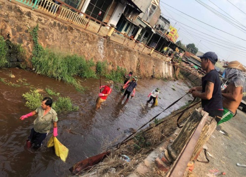 Con nít "quẩy" tưng bừng giữa dòng kênh từng ngập ngụa rác hôi thối