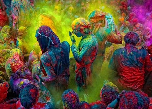 Dân làng Ấn Độ chuẩn bị bột đầy màu sắc cho lễ hội Holi