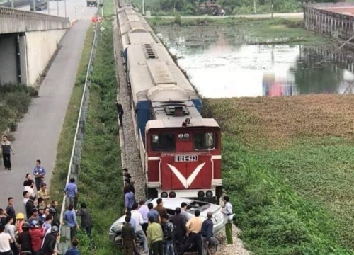 Hải Dương: Hai phụ nữ đi xe máy bị tàu tông chết