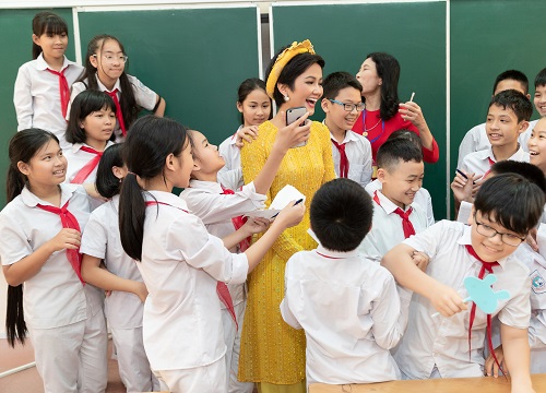 H'Hen Niê mang giày 80 nghìn, hóa nàng Tấm đẹp tựa nữ thần làm "náo loạn" một trường học ở Quảng Ninh