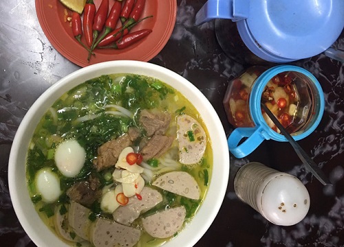 Lạ lùng cháo canh thành Vinh, vừa thổi vừa ăn mới đã