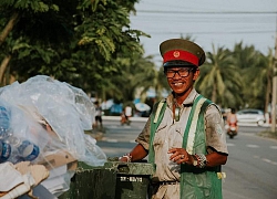 Nụ cười lạc quan "tỏa nắng" của người đàn ông bên chiếc xe nặng trĩu ve chai khiến nhiều người thấy nhẹ lòng giữa đầy rẫy lo toan