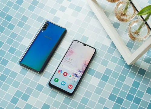 Smartphone tầm trung: kẻ cố gắng thoả hiệp, người không ngừng đột phá