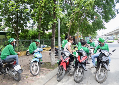 Bị các tài xế Grab quây đánh, thanh niên "bùng" tiền xe khóc lóc, cúi lạy: "Em xin anh"