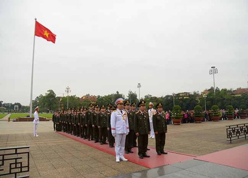 Chiến sĩ an ninh ưu tú dâng hương, báo công với Bác Hồ