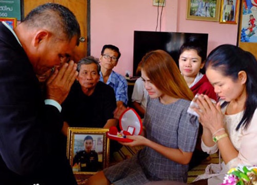 Cô gái ôm di ảnh bạn trai trong ngày cưới không biết cười hay khóc: "Anh là ma em sẽ cưới ma, mãi yêu anh"