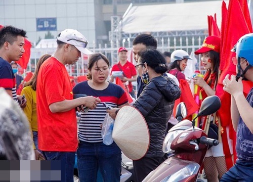 Giá 'vé chợ đen' tăng nhẹ trước trận U23 Việt Nam đối đầu Indonesia