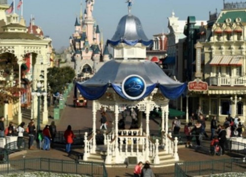 Giẫm đạp tại khu giải trí Disneyland Paris vì báo động giả