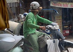 Người đàn ông lấm lem đứng trước tiệm quần áo và hành động chưa từng có của chủ shop