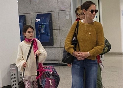 Suri Cruise cùng mẹ thăm trại tị nạn