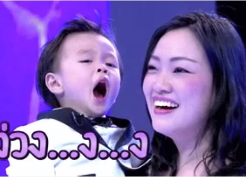 "Chết cười" cậu bé 2 tuổi đi quay show thì tự nhiên... buồn ngủ, 4 tiếng sau dậy thi tiếp!