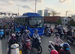 "Vật vã" trên xa lộ Hà Nội vì giao thông ùn tắc nghiêm trọng