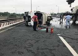 Xe bồn lật ngang, hàng trăm lít dầu lênh láng trên đại lộ Thăng Long