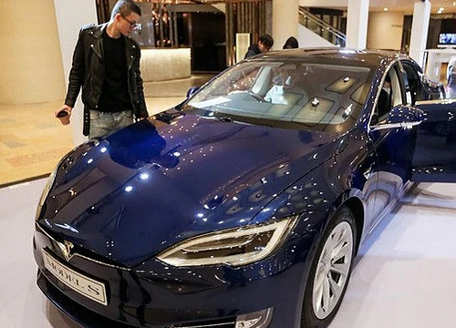 Chỉ với mẩu giấy dán mặt đường, phòng nghiên cứu bảo mật của Tencent hack thành công xe Tesla