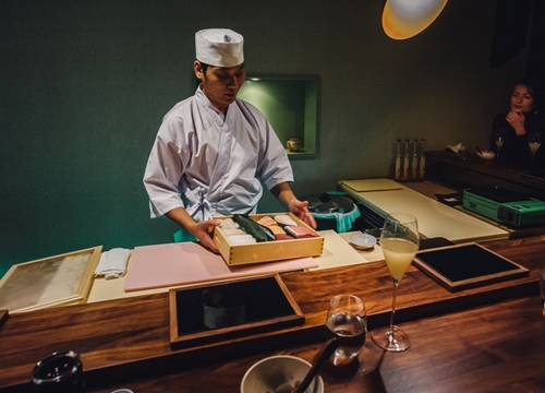 Có những nhà hàng sushi ít chỗ ngồi nhất thế giới, khiến thực khách phải "chiến nhau" khốc liệt hòng giành một suất