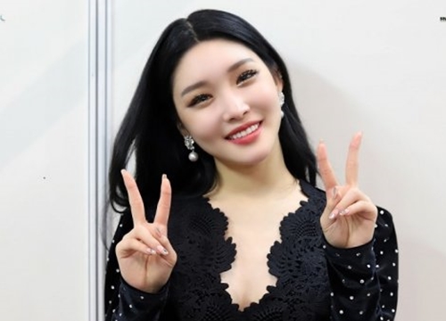 Kim Chungha xác nhận đang chuẩn bị comeback, khả năng cao sẽ đụng độ Jeon Somi?