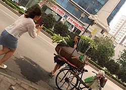 'Sống ảo' chán chê cạnh gánh hoa bán rong nhưng không mua rồi bỏ đi, 2 cô gái khiến dân mạng tranh cãi